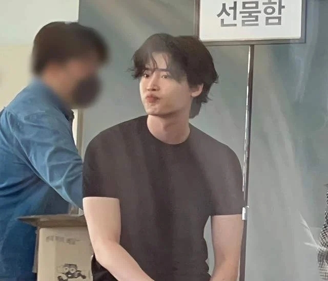 李鍾碩開場前出來和粉絲打招呼