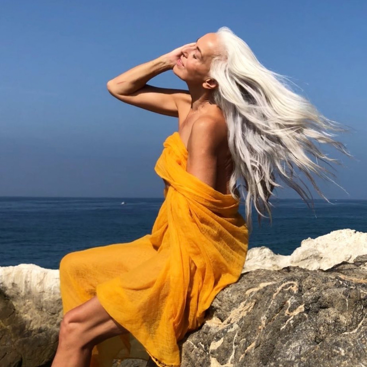 一頭銀髮少年就有