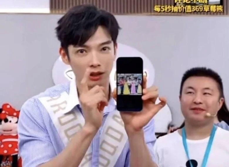 辰亦儒在直播中秀出飛輪海畫面,卻無炎亞綸