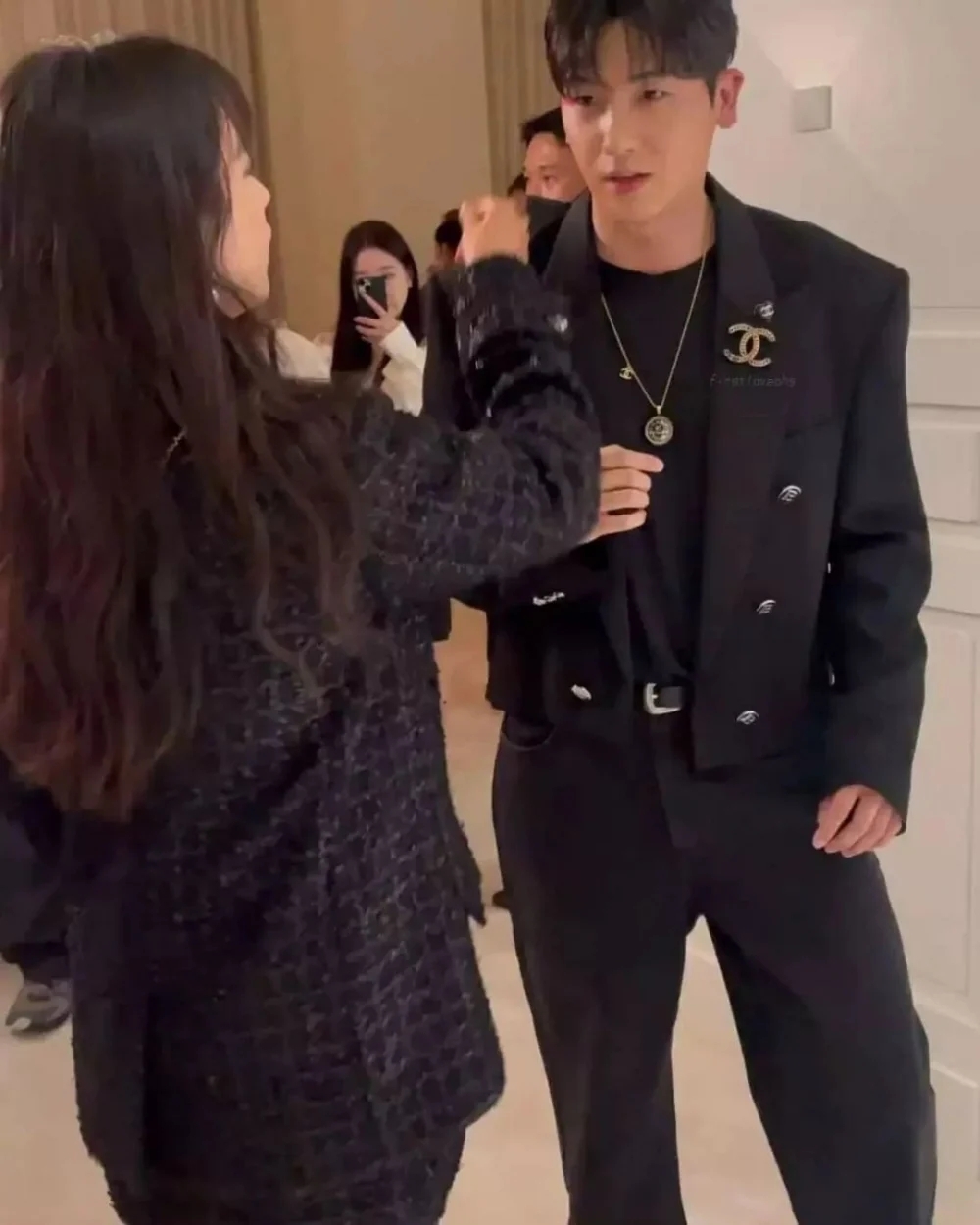 韓孝周貼心地幫朴炯植整理頭髮