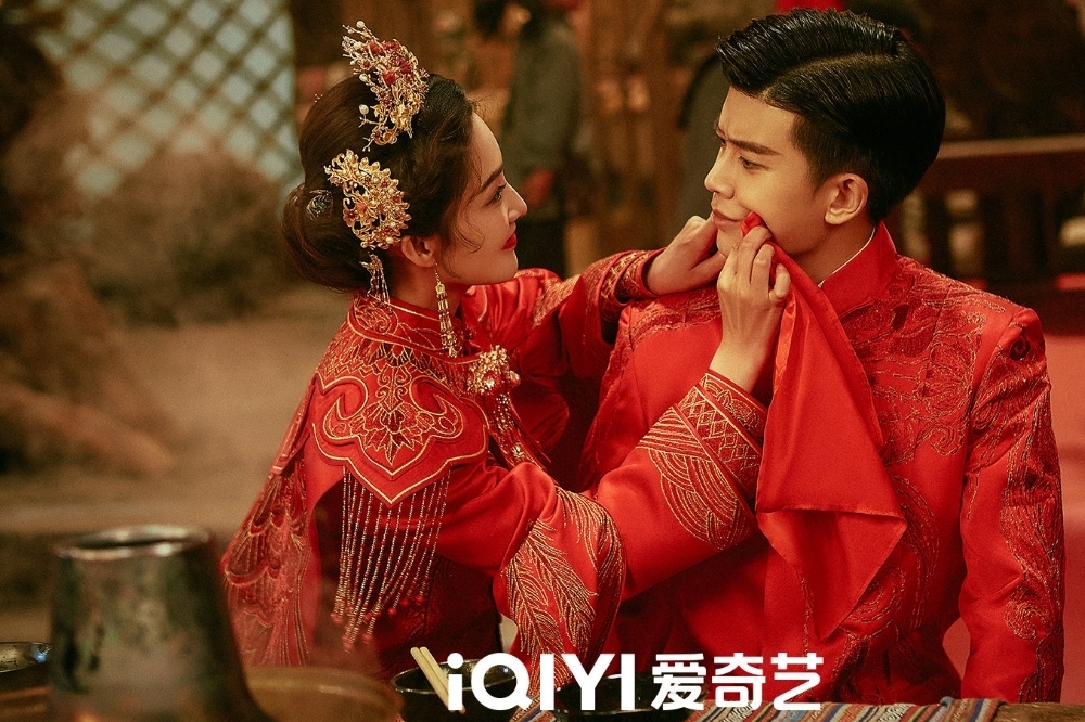 李沁、任嘉倫大婚造型喜氣洋洋，引發觀眾熱議