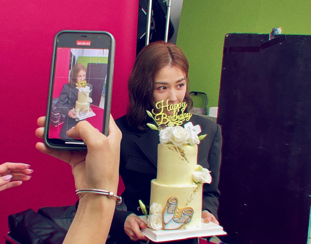 回國後邵雨薇喜迎33歲生日