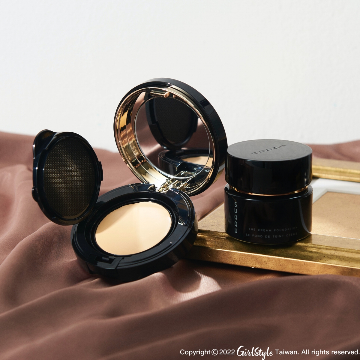 晶采光透水凝粉餅 11g SPF41.PA+++ 全3色 組合價格NT$2,900/晶采艷澤粉霜 30g 亞洲精選全14色 NT$3,850