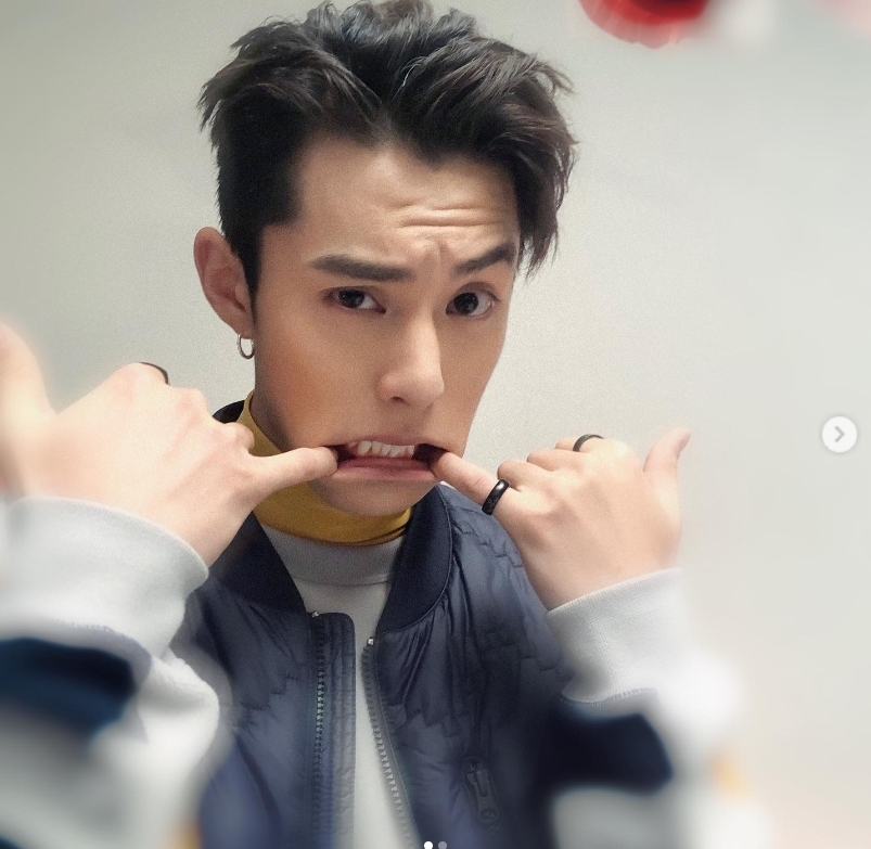 即使是扮鬼臉還是那麼帥氣，不愧是高顏值男神。