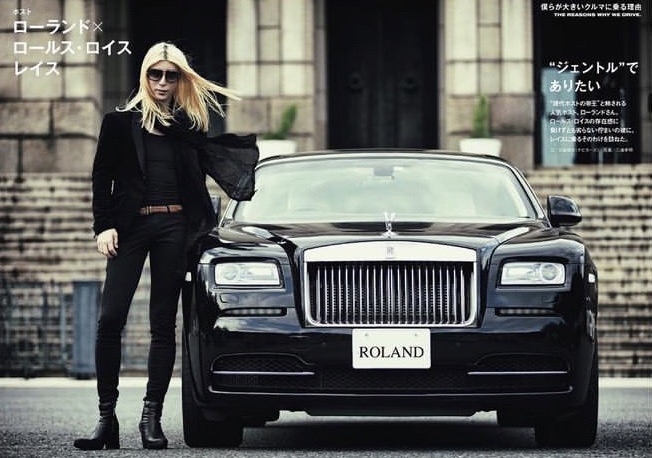 羅蘭開車也充滿魅力