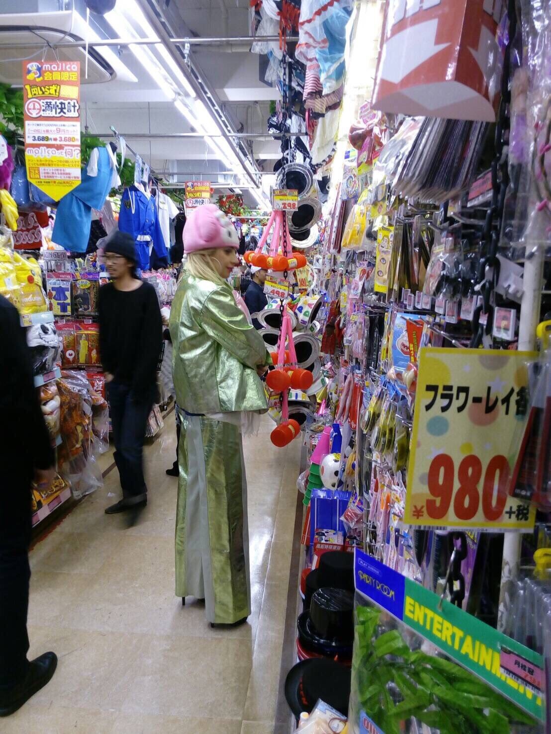 2016年的卡卡買了5袋唐吉訶德