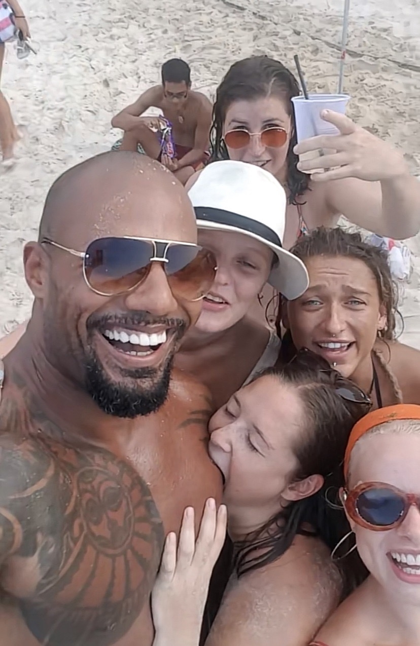 少女陶醉咬胸肌