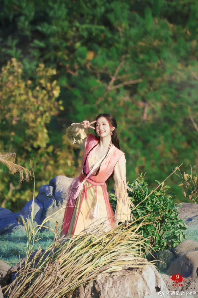 虞書欣整體造型青春洋溢，與《蒼蘭訣》小蘭花有別樣的風格。