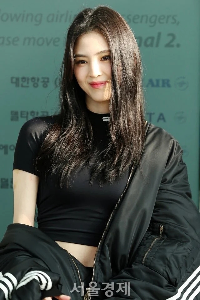 韓韶禧機場照帥氣的眉環造型引發話題