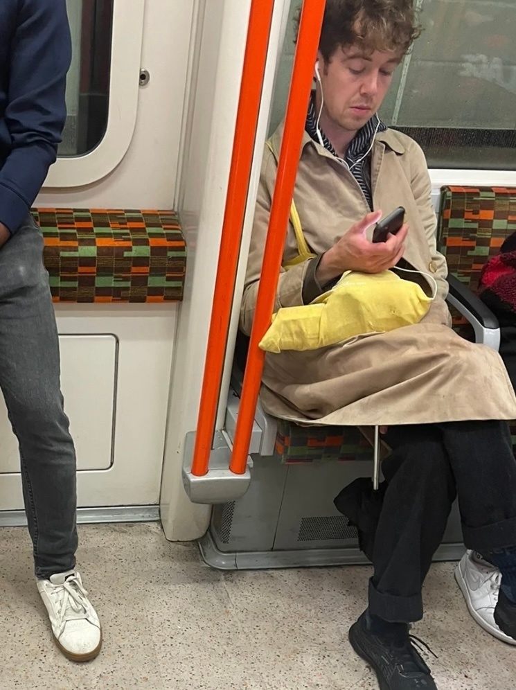 亞歷克斯勞瑟(Alex Lawther)本尊搭地鐵