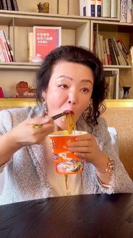 張蘭吃兒子的酸辣粉