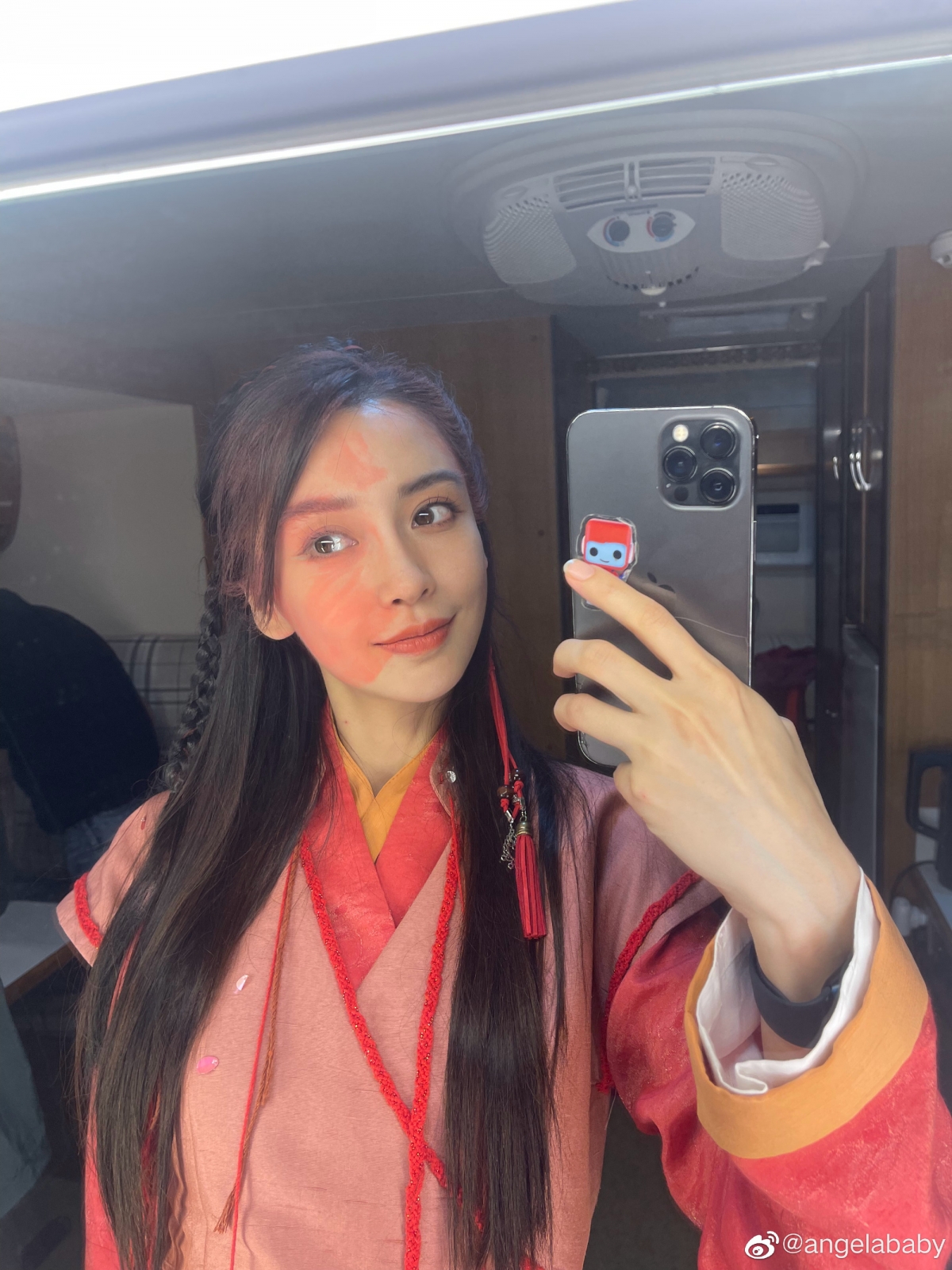 Angelababy自拍劇中妝容