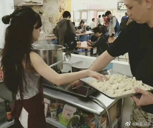 趙露思當年在台灣擺攤賣餛飩照片曝光