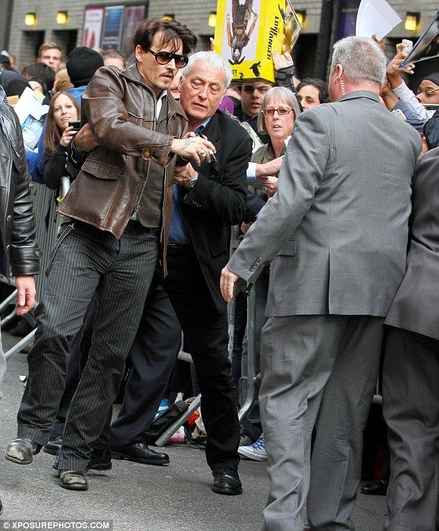 強尼戴普多次為了簽名被保鑣帶走