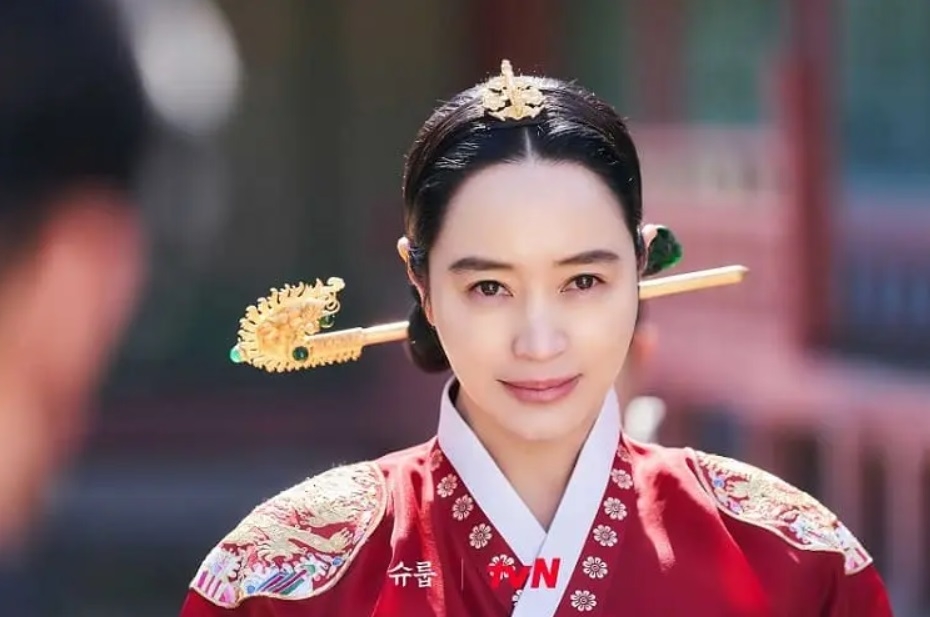 金憓秀在新作《王后傘下》飾演個性暴躁敏感的王后,劇中的她努力管教愛闖禍的兒子們,並且期許其中一位能成為朝鮮的下一個王