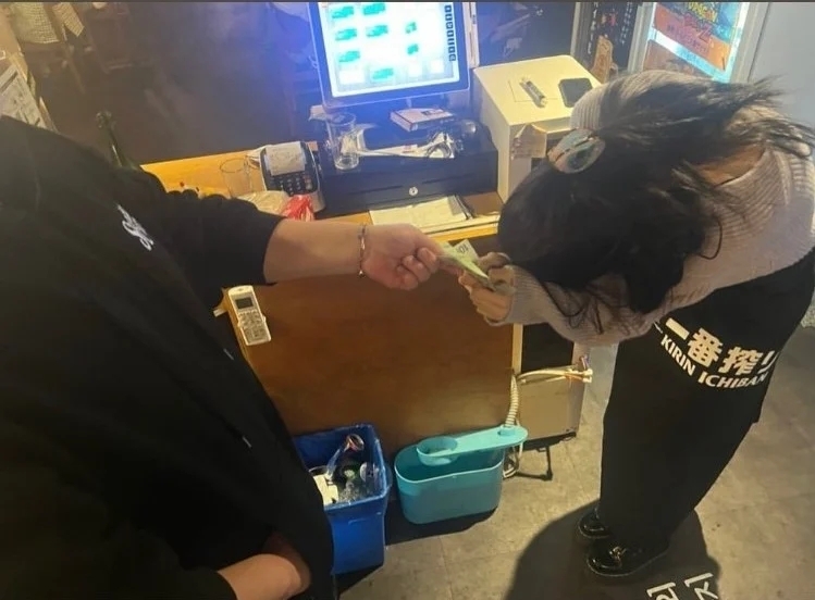 韓韶禧驚喜現身朋友餐廳當一日工讀生