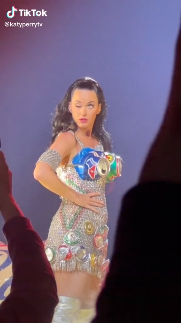 凱蒂佩芮疑似面癱震驚全網