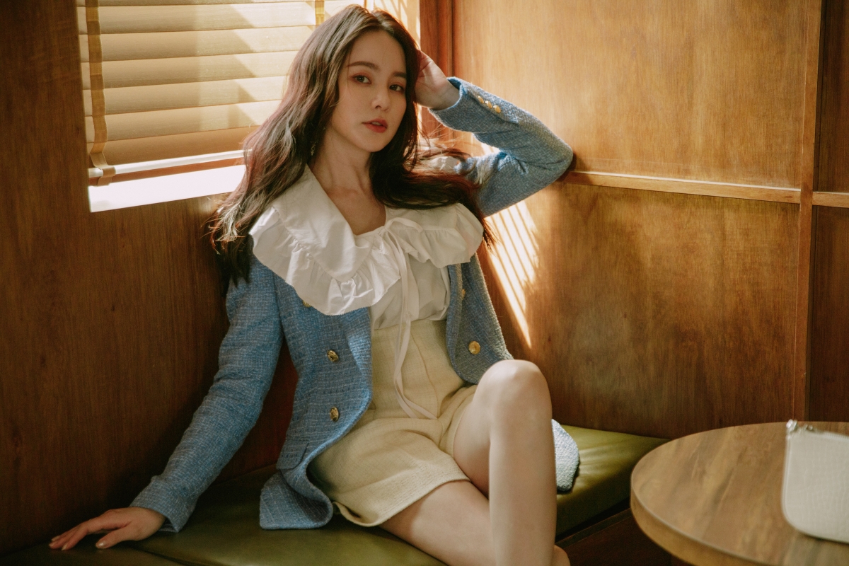 Blazer/ZARA、Skirt/Sandro、Shirt/PAZZO、Bag/Bershka、Shoes/ZARA、Earrings&Ring/APM Monaco