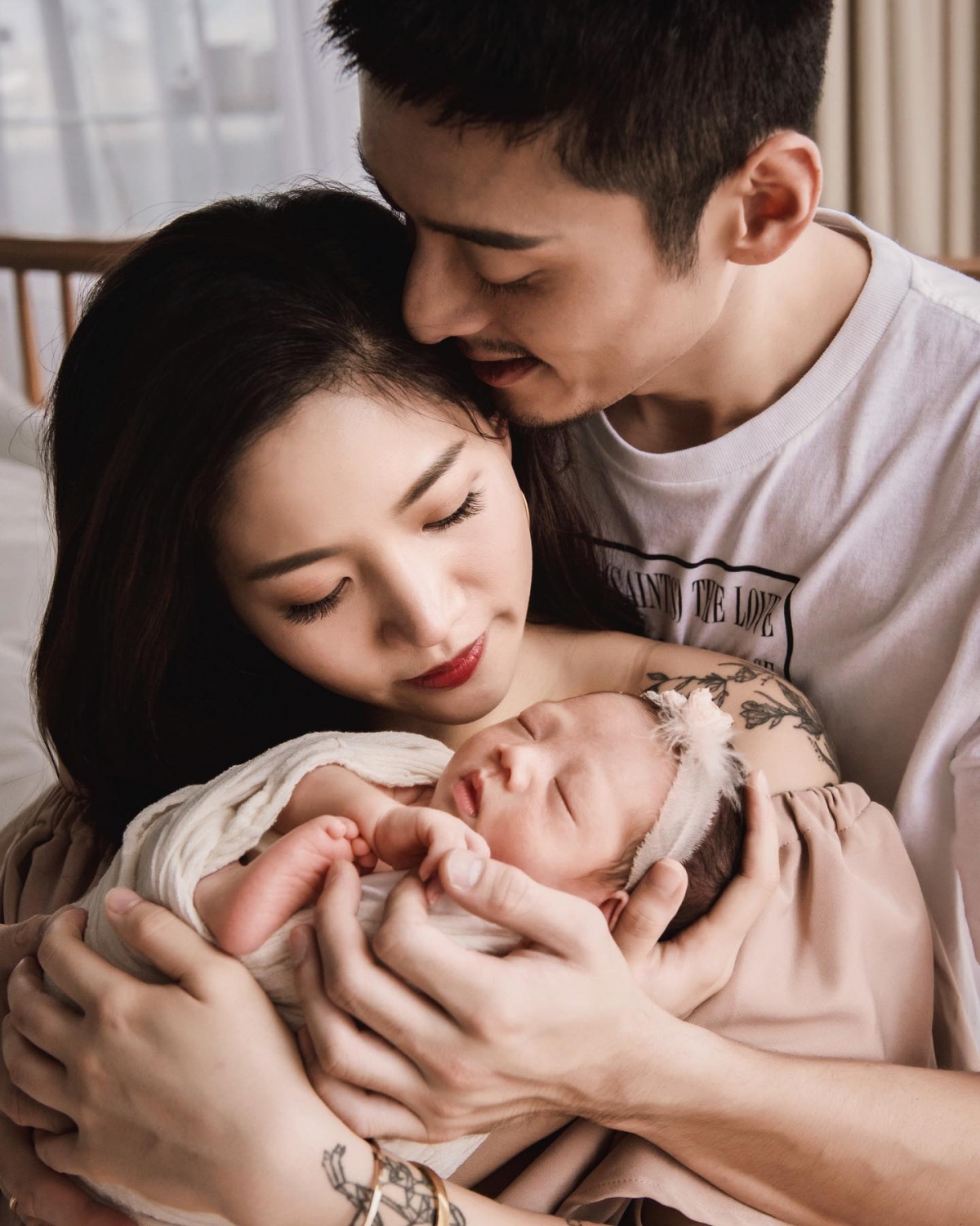 兩人登記成為夫妻，同年生下女兒顏蘵