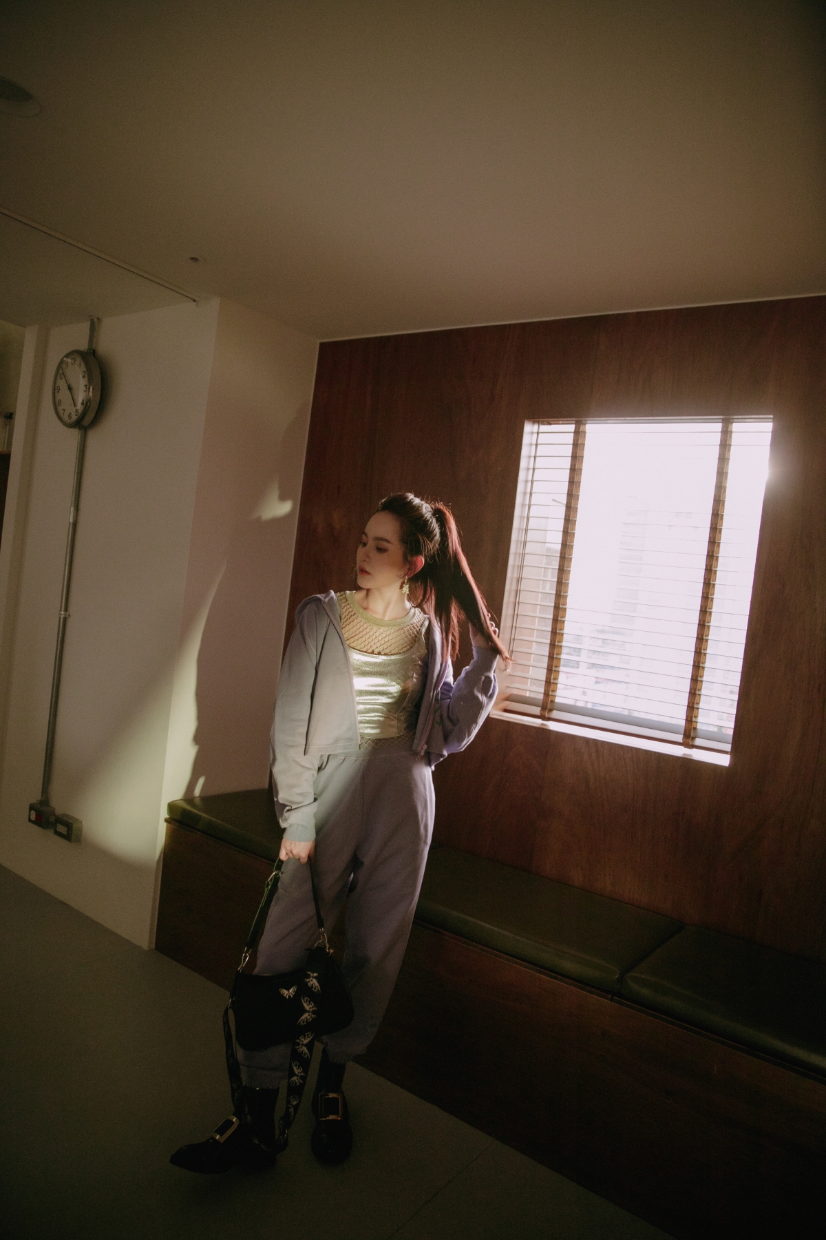 Jacket/adidas by Stella McCartney、 Pants/adidas by Stella McCartney、 Top/Bershka、Vest/Bershka、Earrings/APM Monaco、 Bag/Bershka、 Shoes/Roger Vivier