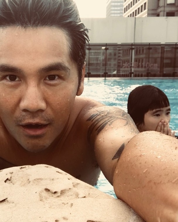 曹格與愛女Grace一起戲水的家庭照