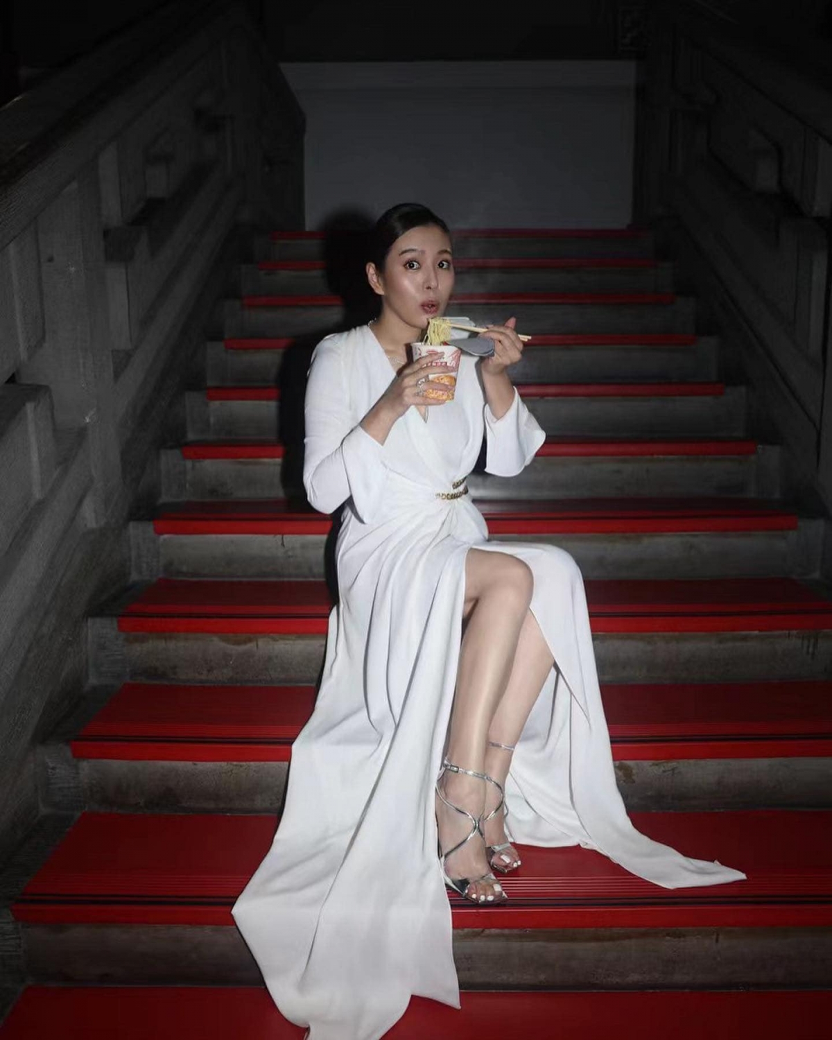 在國父紀念館階梯上吃泡麵