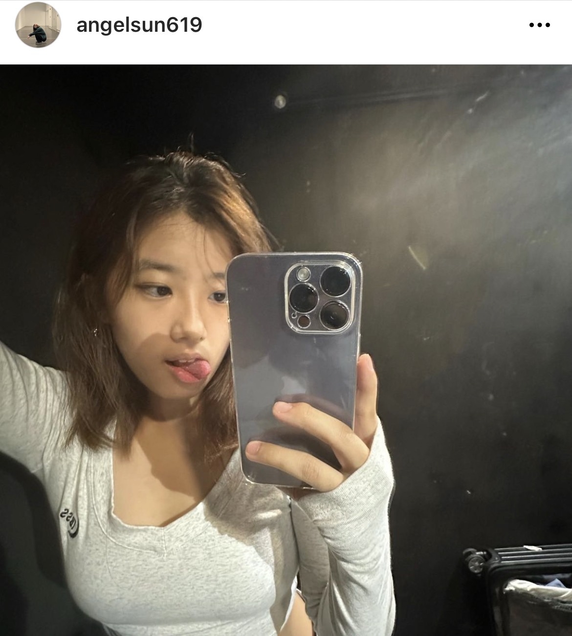 梧桐妹俏皮吐舌