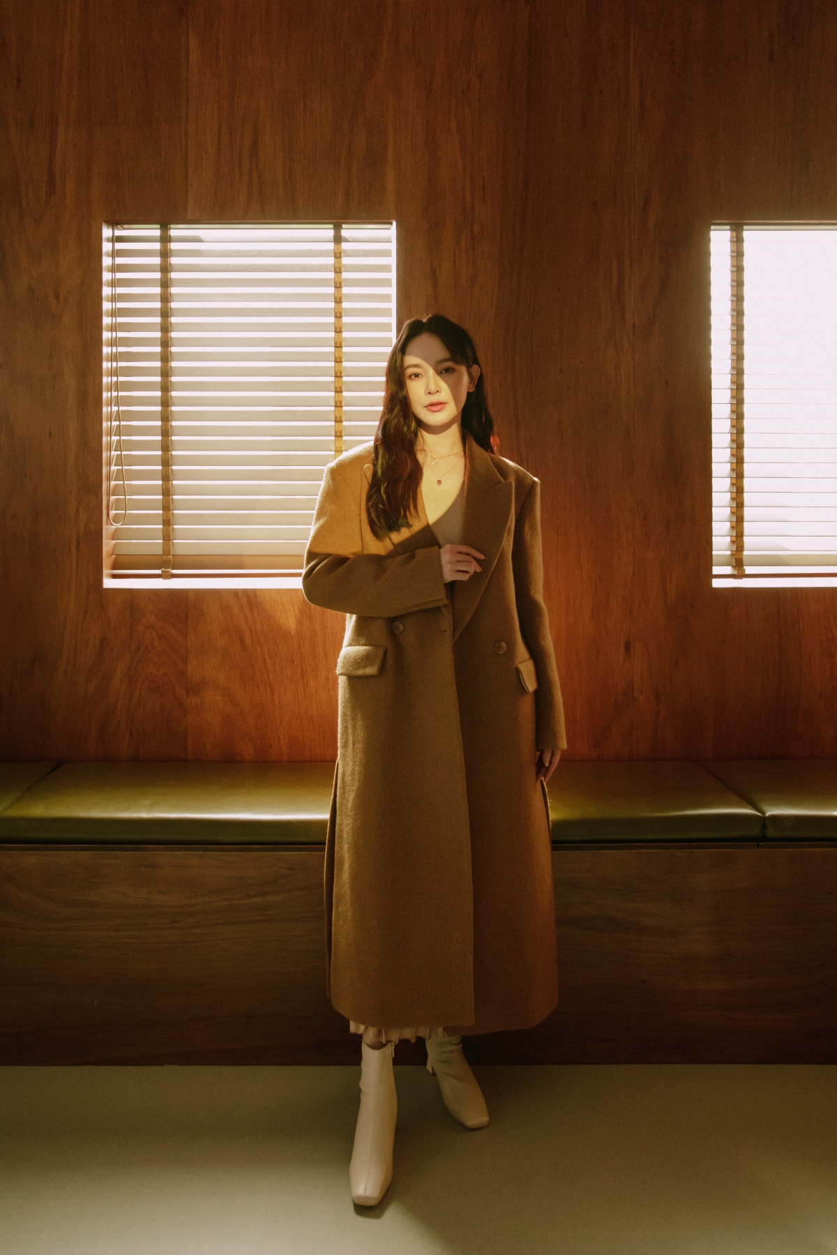 Coat/Sandro、 Knit/Uniqlo、 Skirt/ZARA、 Necklaces/Bershka、 Bag/LONGCHAMP、Shoes/Roger Vivier、 Earrings/Bershka