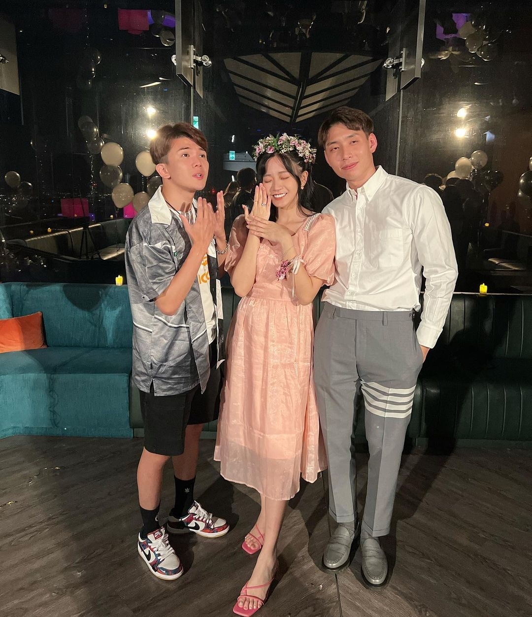 男友在親朋好友見證下與語謙求婚