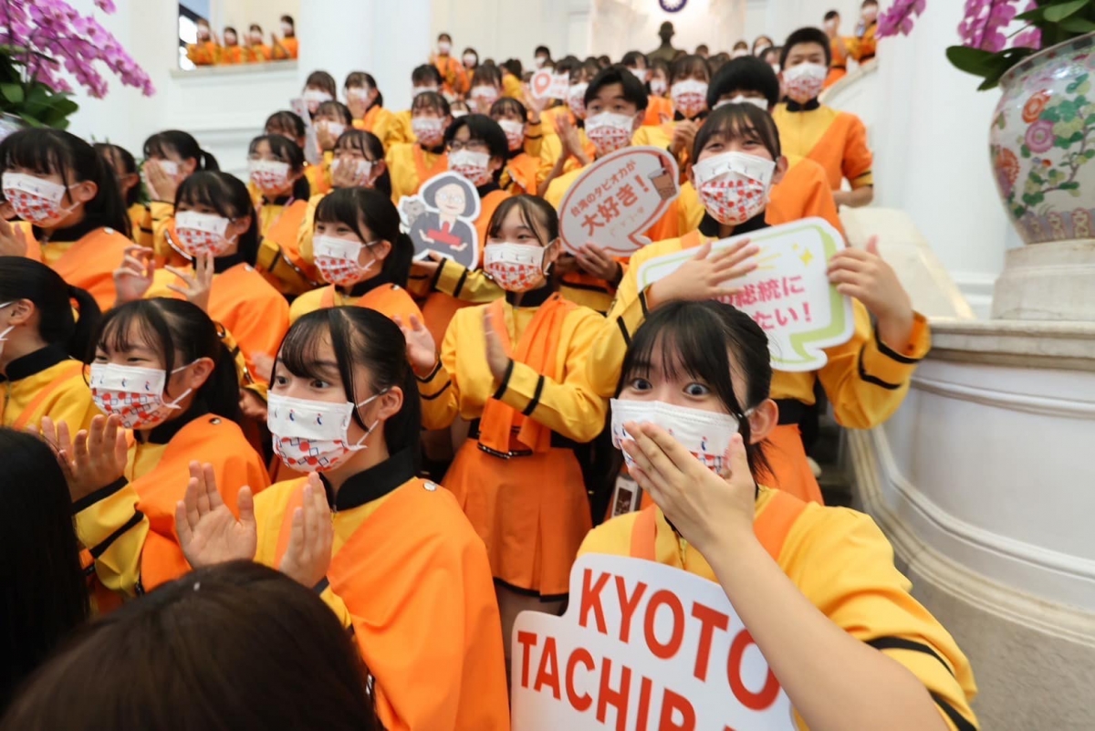 橘色惡魔笑容超真誠