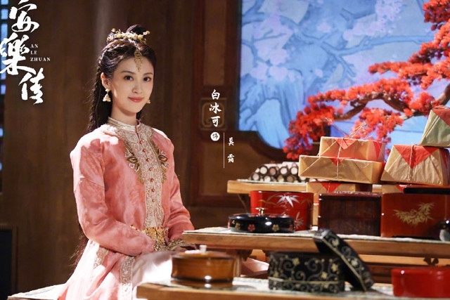 新生代演員白冰可外型亮眼,劇照一曝光許多網友紛紛詢問她是誰。