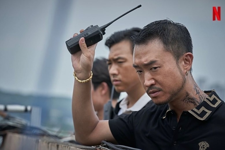 趙宇鎮在《毒梟聖徒》脖子上的中文字刺青看來殺氣騰騰