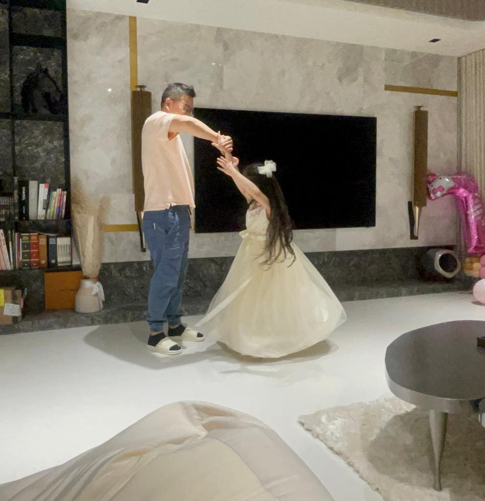 沈玉琳與女兒共舞