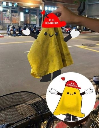 民眾拿抹布做成彰東西