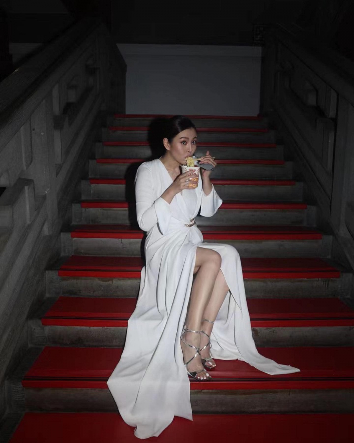 言言餓了24小時終於能吃泡麵