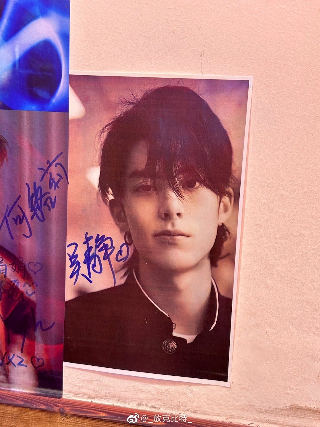 「棣爸油炸」牆壁上都是王鶴棣海報