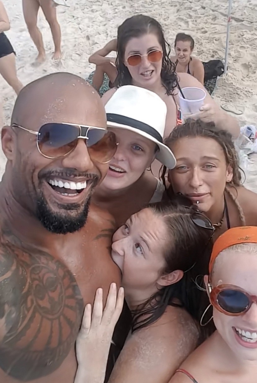 還偷瞄假的巨石強森