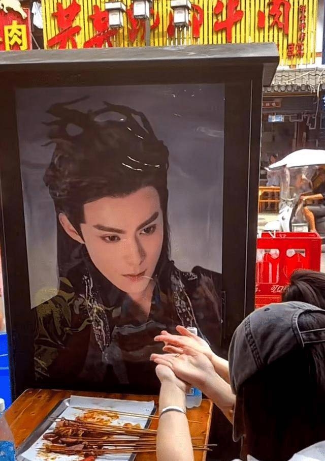 對著月尊吃飯有助消化啊！