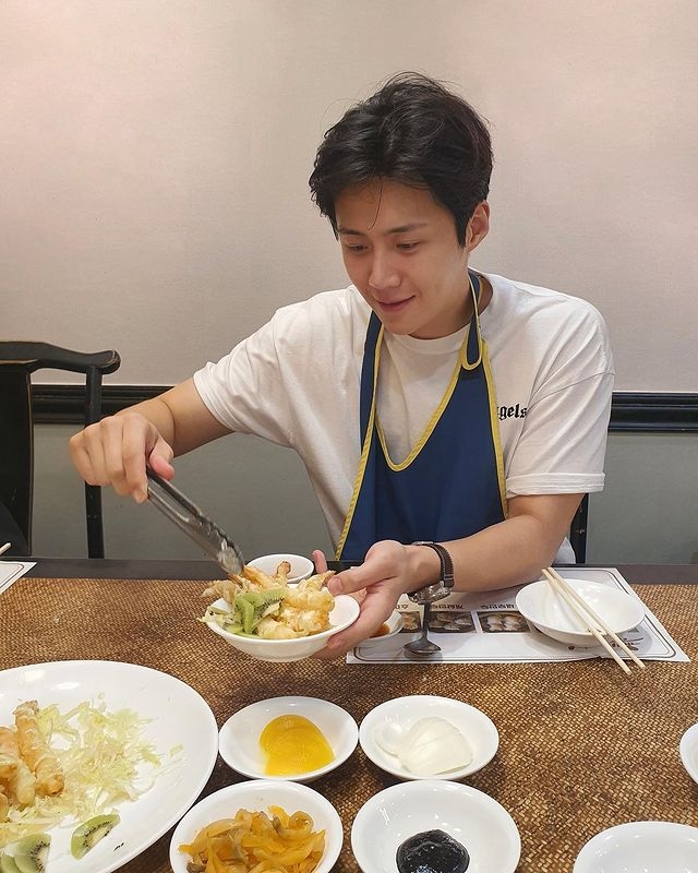 拍攝結束後金宣虎貼心為工作人員夾菜
