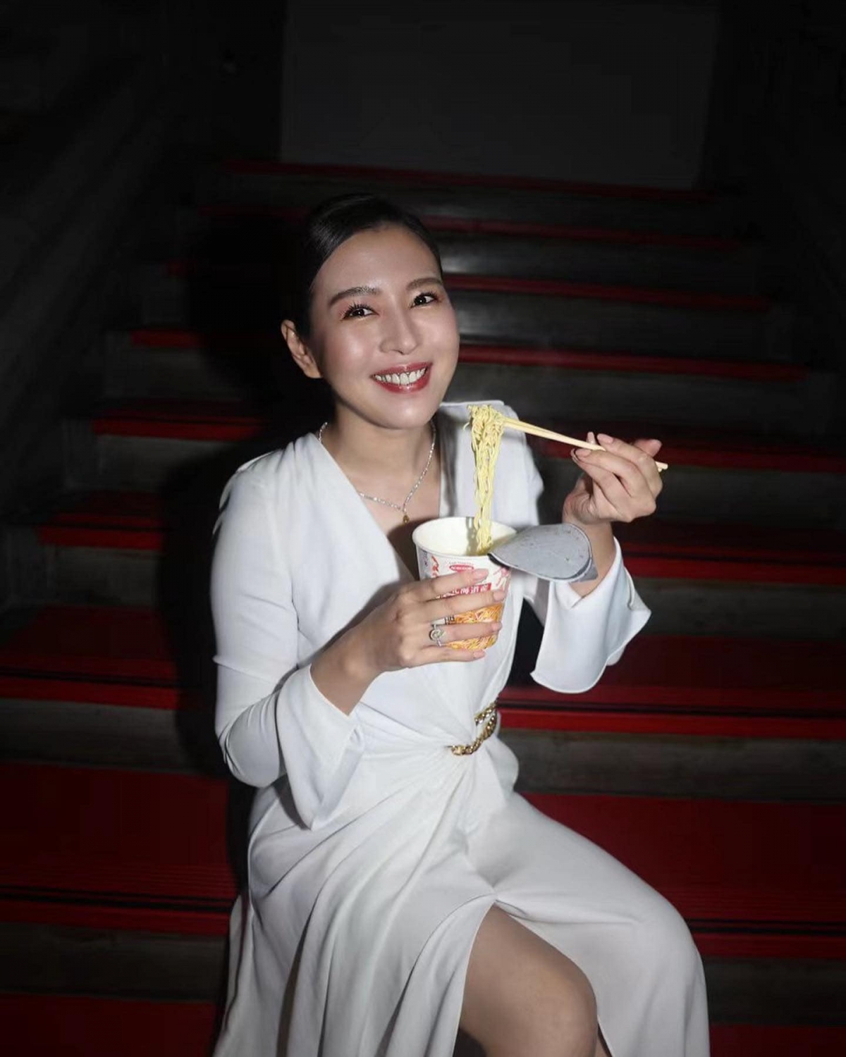 言言趁廣告衝出去吃泡麵