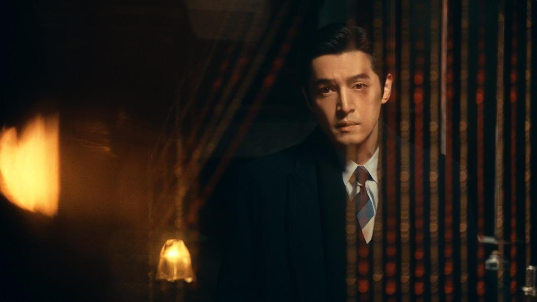 胡歌飾演的阿寶一睹上海舊時繁華年代,一窺眾生紅塵人間。