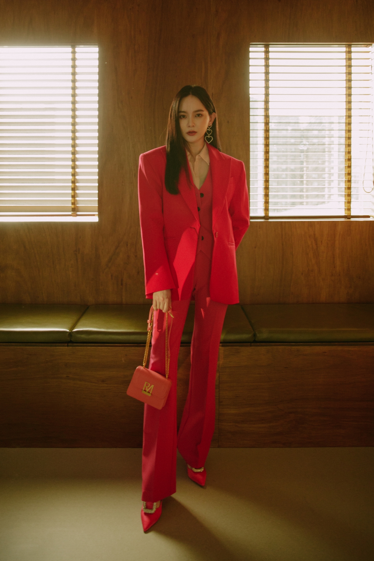 Blazer/ZARA、 Vest/ZARA、 Shirt/ZARA、 Pants/ZARA、 Bag/ROBINMAY、 Shoes/Roger Vivier、 Sunglasses/Miro Piazza