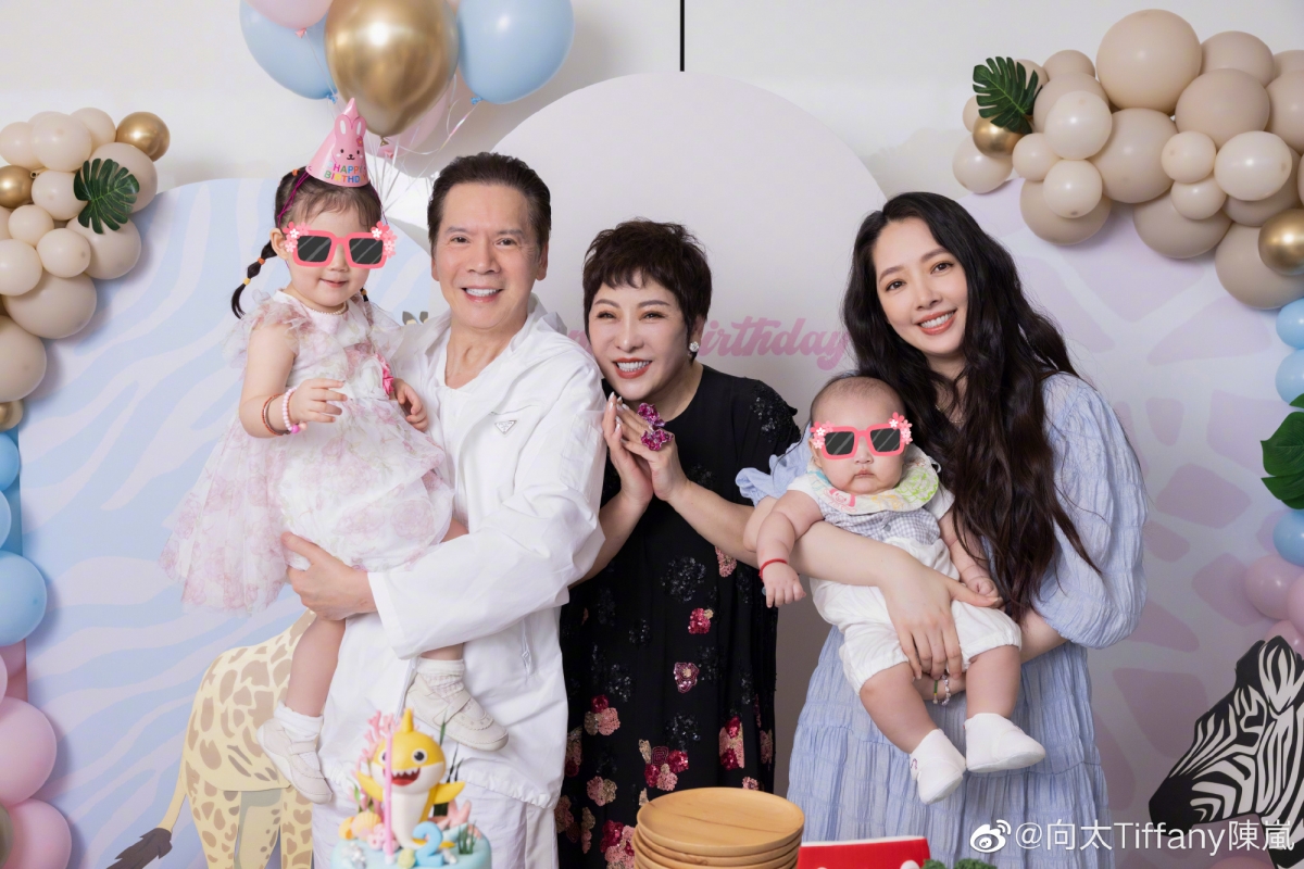 網友留言「小奶皇」深受爺爺向華強的疼愛,從小就在爺爺的懷中長大