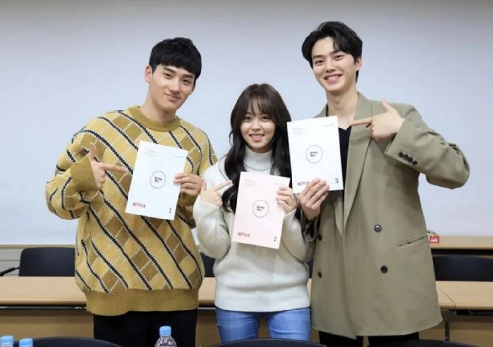 在劇中原是競爭關係的宋江與鄭家藍,因為這部戲成為超級好友