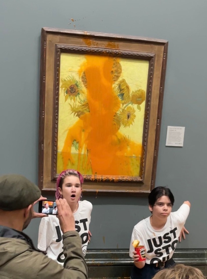 抗議者將手黏在牆上,大聲呼喊自己的訴求