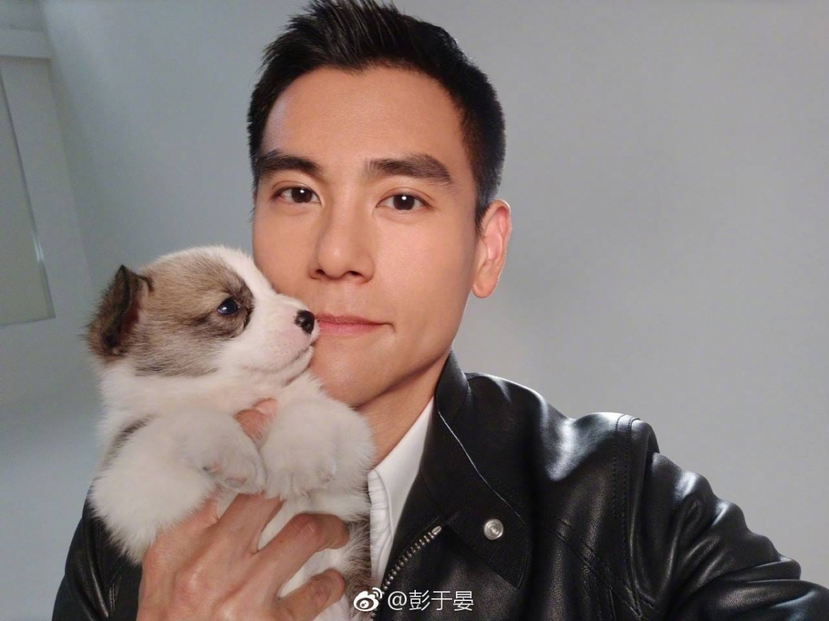 抱著小狗的彭于晏帥氣又可愛