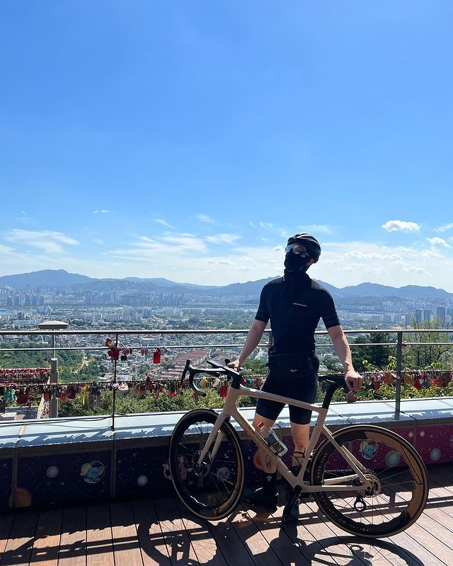 宋江頭戴安全帽、護目鏡騎自行車登山