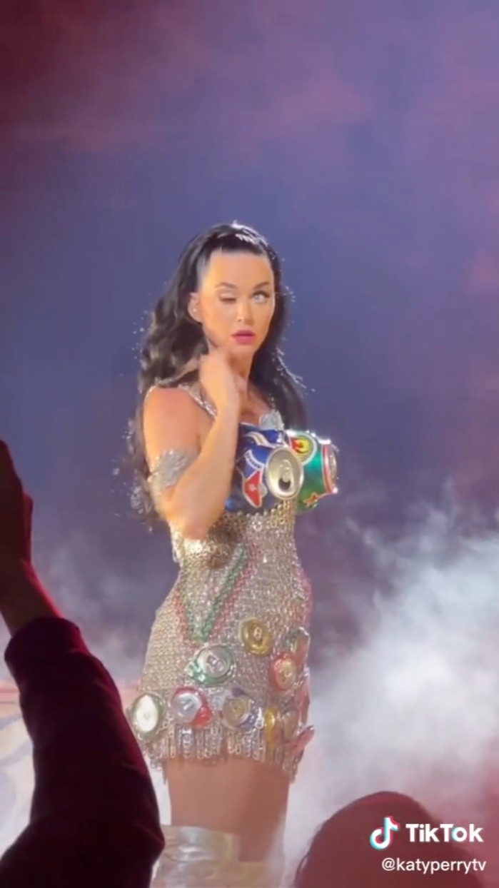 凱蒂佩芮疑似面癱震驚全網