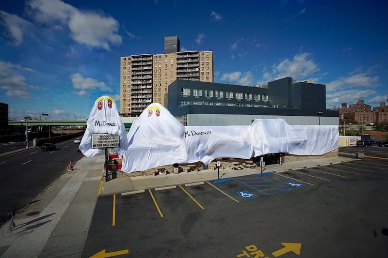 漢堡王將整間店都蓋上白布