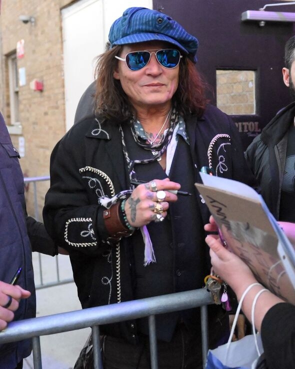 強尼戴普把鬍子剃掉